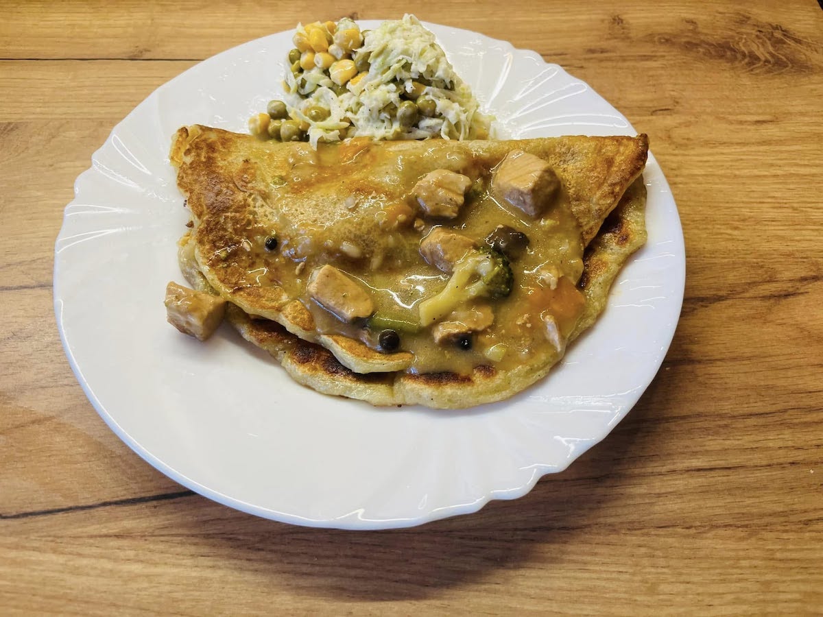 Fit placek ziemniaczany z gulaszem ze schabu i warzywami